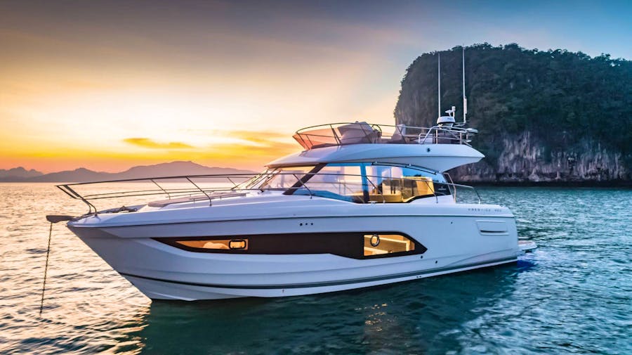 Executive class yacht - Prestige420 NEW at anchorage